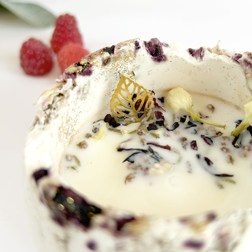 Bougie géode en jesmonite au parfum de framboise
