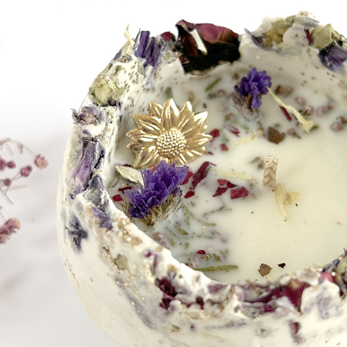 Bougie géode en jesmonite au parfum de violette