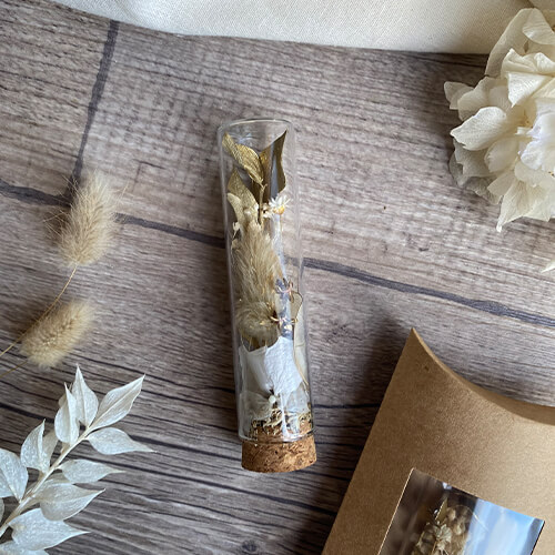 Composition florale en tube hiver