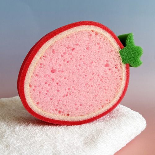 Eponge de bain exfoliante en forme de fraise