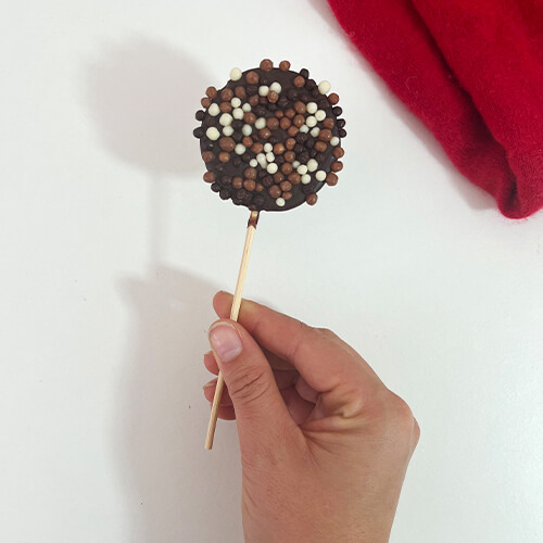 Sucette ronde chocolat noir et perles croustillantes