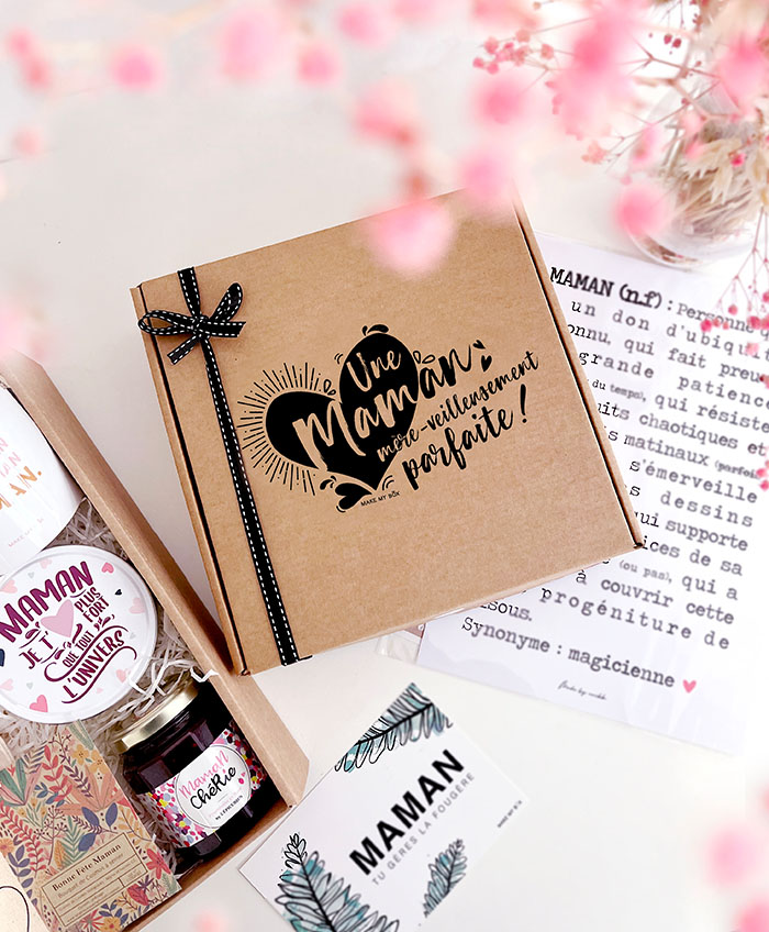 10 idées cadeaux pour la Fête des mères
Notre sélection pour votre Box cadeau Maman.
Vous en êtes à votre 25ème, 30ème ou 40ème Fête des mères et vous ne savez plus quoi lui offrir ? Un collier de pâte et un bouquet de fleurs ne suffisent plus à assouvir votre soif d'offrir ? On comprend... Mais surtout, on a la solution ! La Box cadeau personnalisable maman