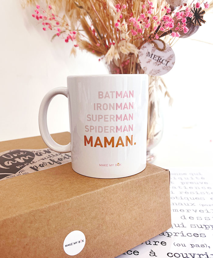 Ce mug Maman, une création unique Make my Box pour lui rappeler qu'elle est la meilleure maman du monde dès le matin en buvant son café !
Une idée cadeau parfaite à ajouter dans sa Box cadeau Maman.