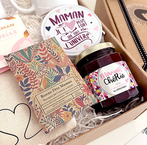 10 idées cadeaux pour la Fête des mères
Notre sélection pour votre Box cadeau Maman.
Vous en êtes à votre 25ème, 30ème ou 40ème Fête des mères et vous ne savez plus quoi lui offrir ? Un collier de pâte et un bouquet de fleurs ne suffisent plus à assouvir votre soif d'offrir ? On comprend... Mais surtout, on a la solution ! La Box cadeau personnalisable maman