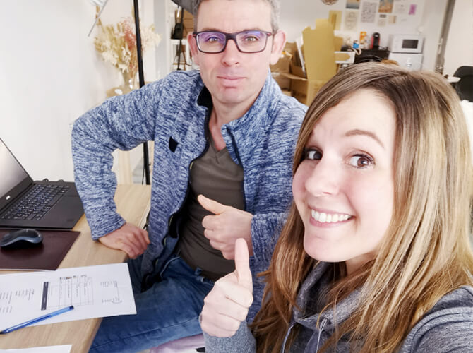 Chapitre 6 - Une vrai entreprise
Michaël et moi avons pourtant des caractères très (trèèèèèès) différents. Il est calme et structuré, je suis impulsive et désordonnée (mais créative) et pourtant… On se complète parfaitement !