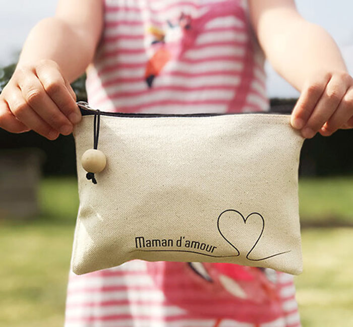 10 idées cadeaux pour la Fête des mères
Notre sélection pour votre Box cadeau Maman.
Vous en êtes à votre 25ème, 30ème ou 40ème Fête des mères et vous ne savez plus quoi lui offrir ? Un collier de pâte et un bouquet de fleurs ne suffisent plus à assouvir votre soif d'offrir ? On comprend... Mais surtout, on a la solution ! La Box cadeau personnalisable maman