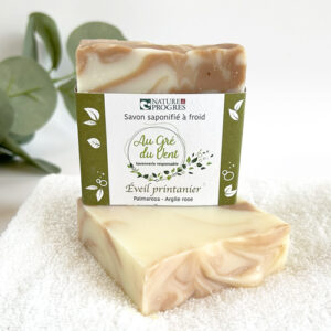 Savon Eveil printanier à l'argile rose et d'huiles essentielles bio de palmarosa & de cèdre de l'atlas